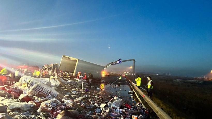 Accident mortal pe autostrada A1 Sibiu-Nădlac. Mii de compoturi s-au împrăștiat pe carosabil. Șoferul unui TIR a murit 18815467