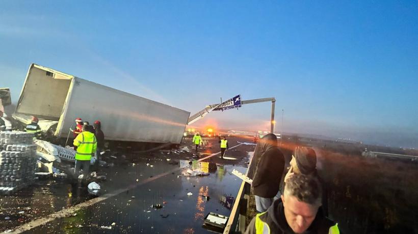 Accident mortal pe autostrada A1 Sibiu-Nădlac. Mii de compoturi s-au împrăștiat pe carosabil. Șoferul unui TIR a murit 18815469
