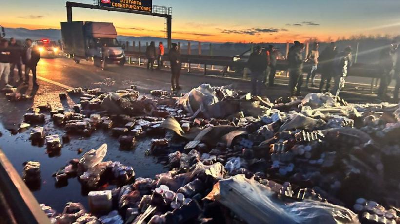 Accident mortal pe autostrada A1 Sibiu-Nădlac. Mii de compoturi s-au împrăștiat pe carosabil. Șoferul unui TIR a murit 18815470