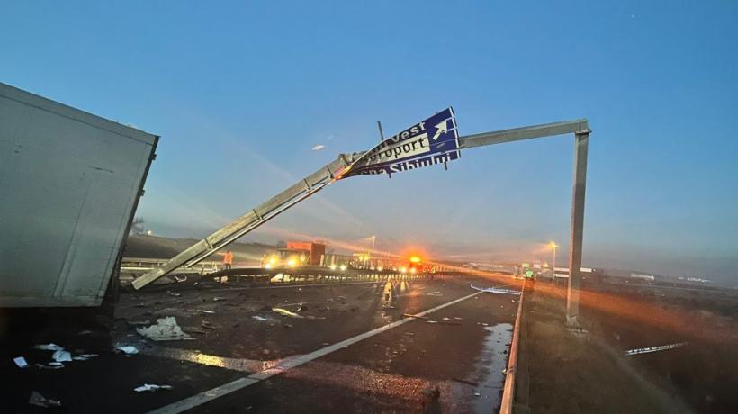 Accident mortal pe autostrada A1 Sibiu-Nădlac. Mii de compoturi s-au împrăștiat pe carosabil. Șoferul unui TIR a murit 18815472