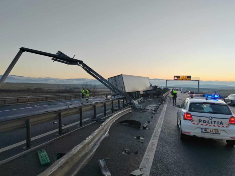 Accident mortal pe autostrada A1 Sibiu-Nădlac. Mii de compoturi s-au împrăștiat pe carosabil. Șoferul unui TIR a murit 18815473