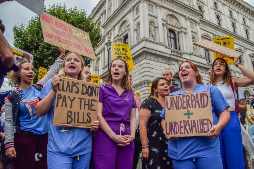 Grevă uriașă în sănătate: Zeci de mii de asistente medicale protestează în Marea Britanie