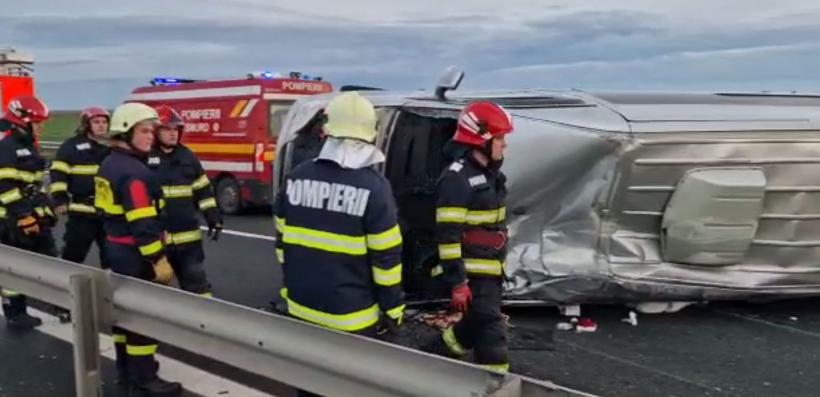 Un microbuz cu 9 persoane s-a răsturnat pe autostrada A1. A fost activat planul roșu în județul Arad