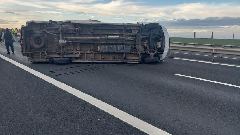 Un microbuz cu 9 persoane s-a răsturnat pe autostrada A1. A fost activat planul roșu în județul Arad 18815626