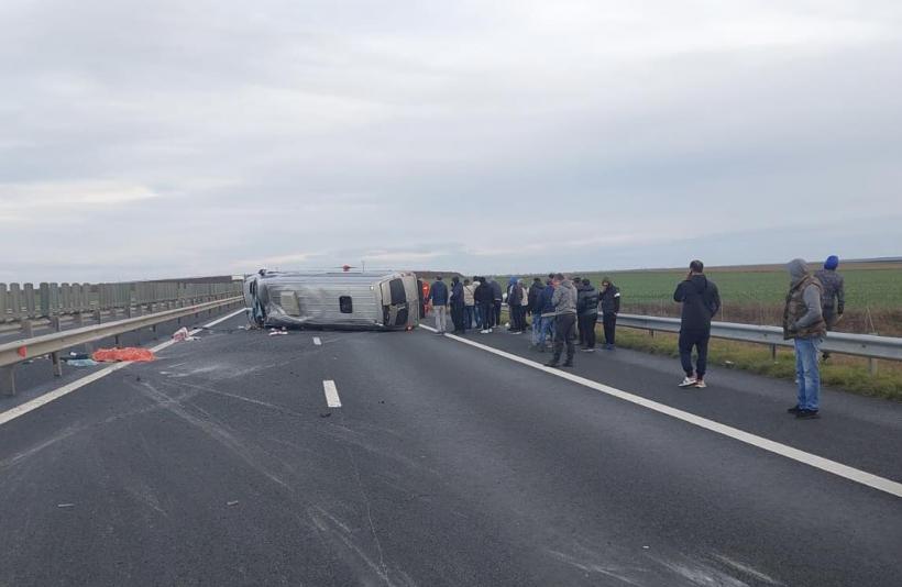 Un microbuz cu 9 persoane s-a răsturnat pe autostrada A1. A fost activat planul roșu în județul Arad 18815627