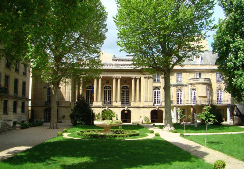 Un plic suspect cu praf alb a fost trimis la Ambasada României de la Paris