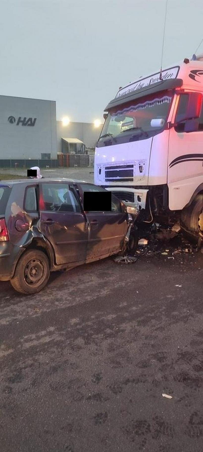 Accident GRAV în județul Arad. Șoferul unei mașini a fost strivit de un tir