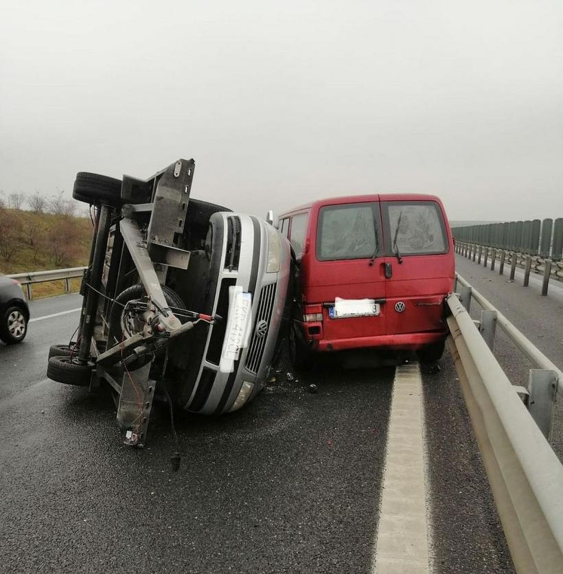 Accident rutier pe autostrada A1. O autoutilitara s-a răsturnat pe partea carosabilă, o persoană este rănită 18815733