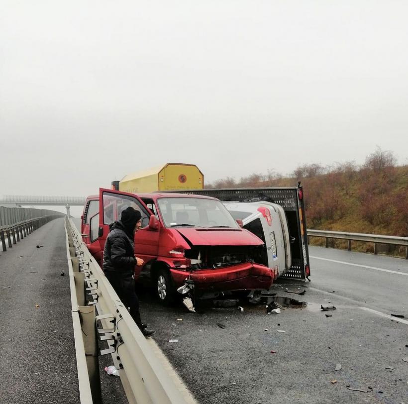 Accident rutier pe autostrada A1. O autoutilitara s-a răsturnat pe partea carosabilă, o persoană este rănită 18815734