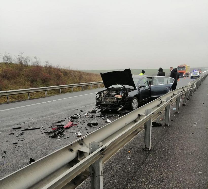 Accident rutier pe autostrada A1. O autoutilitara s-a răsturnat pe partea carosabilă, o persoană este rănită 18815735