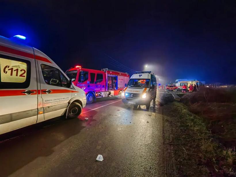 Plan Roșu: Autocarul unui ansamblu folcloric, în care se aflau și 15 copii, s-a răsturnat la Pașcani! O adolescentă are mâinile amputate   18815709