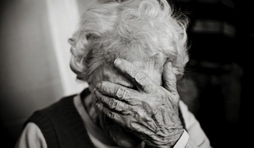 Flagrant delict: Bătrână de 78 de ani, înșelată cu peste 2000 de euro de FALȘI MEDICI