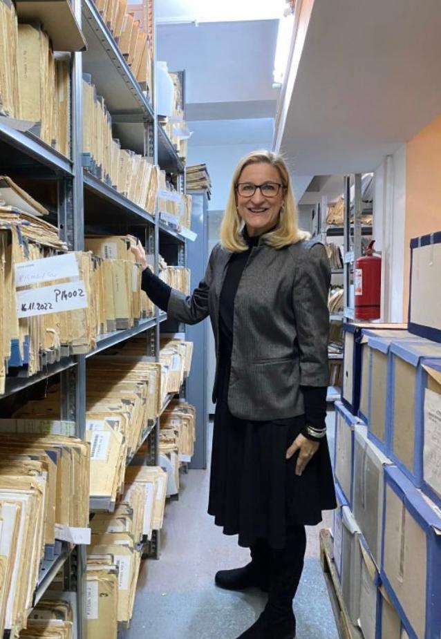 Scriitoarea Ruta Sepetys, inspirată de curajul românilor, a scris "Sfârșitul șoaptelor. Decembrie 1989" 18815739