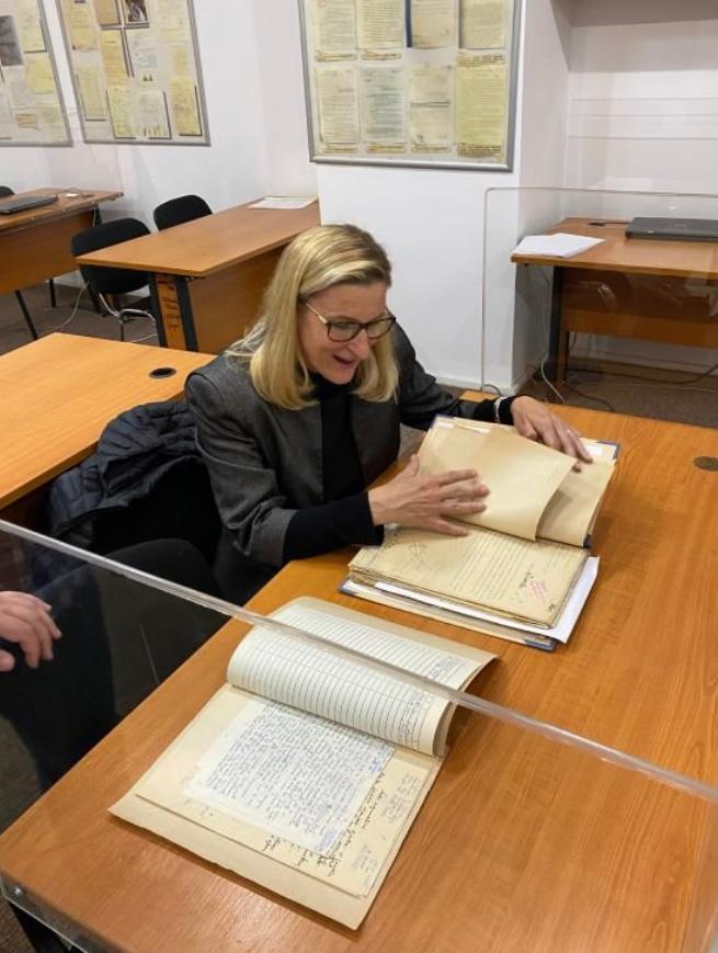 Scriitoarea Ruta Sepetys, inspirată de curajul românilor, a scris "Sfârșitul șoaptelor. Decembrie 1989" 18815742