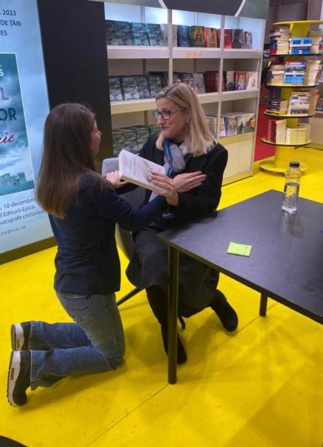 Scriitoarea Ruta Sepetys, inspirată de curajul românilor, a scris "Sfârșitul șoaptelor. Decembrie 1989" 18815743