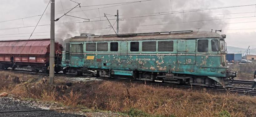 Locomotivă ce tracta o garnitură de vagoane, în flăcări, la Cluj 18815730