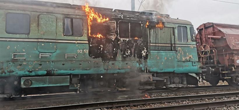 Locomotivă ce tracta o garnitură de vagoane, în flăcări, la Cluj