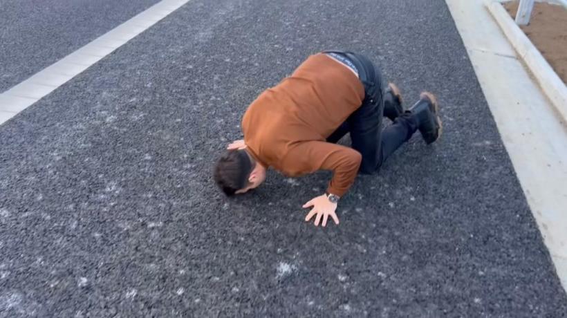 Teribilism pe Autostrada A1: Magicianul Robert Tudor s-a filmat alergând și sărutând asfaltul pe banda de urgență. Clipul a devenit viral 
