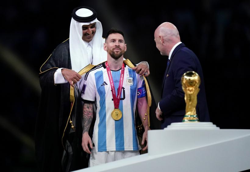 Lionel Messi, pus de emir să poarte bisht-ul tradițional arab în timp ce a ridicat Cupa Mondială 18815944