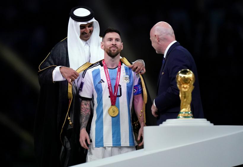 Lionel Messi, pus de emir să poarte bisht-ul tradițional arab în timp ce a ridicat Cupa Mondială