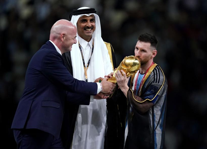 Lionel Messi, pus de emir să poarte bisht-ul tradițional arab în timp ce a ridicat Cupa Mondială 18815945