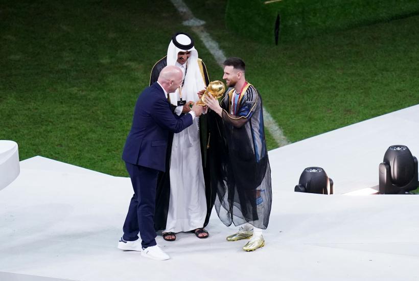 Lionel Messi, pus de emir să poarte bisht-ul tradițional arab în timp ce a ridicat Cupa Mondială 18815946