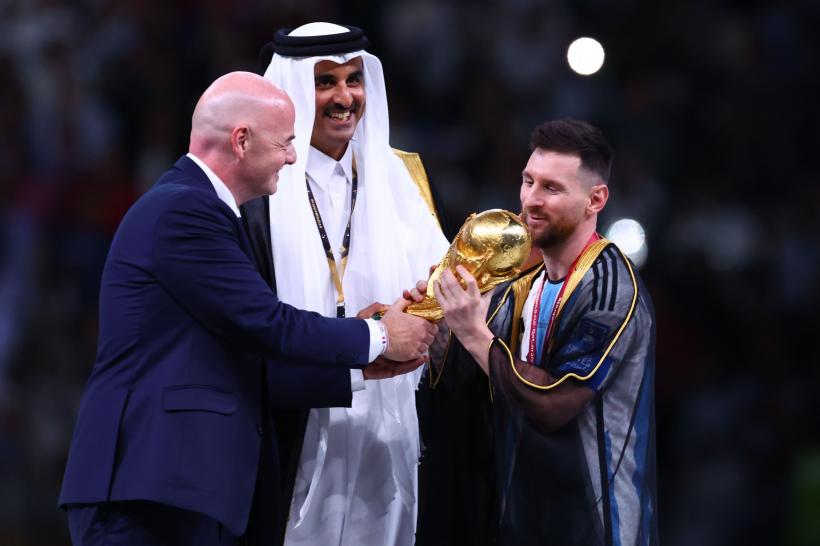 Lionel Messi, pus de emir să poarte bisht-ul tradițional arab în timp ce a ridicat Cupa Mondială 18815947