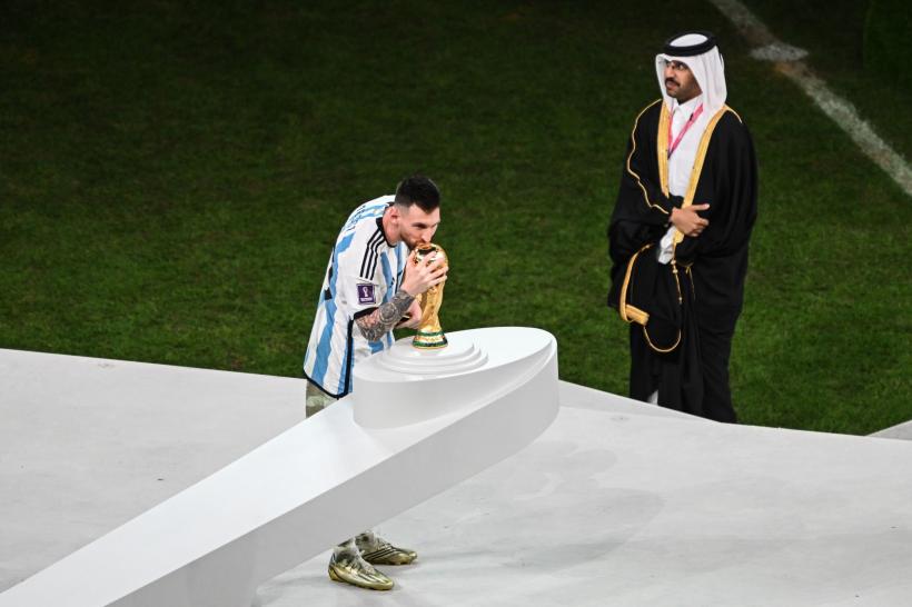 Visul lui Messi s-a împlinit: cel mai bun jucător al turneului a preluat trofeul mult râvnit de campion mondial, după cea mai frumoasă finală din istorie