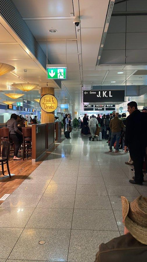 Atenționare de călătorie Germania: Zboruri anulate sau întârziate zile în șir. Oamenii au dormit pe jos în aeroport 18815796