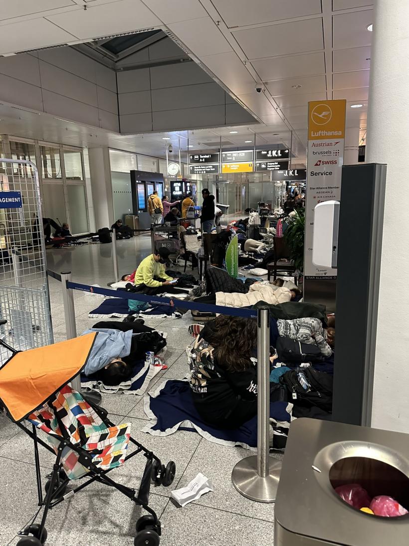 Atenționare de călătorie Germania: Zboruri anulate sau întârziate zile în șir. Oamenii au dormit pe jos în aeroport 18815797