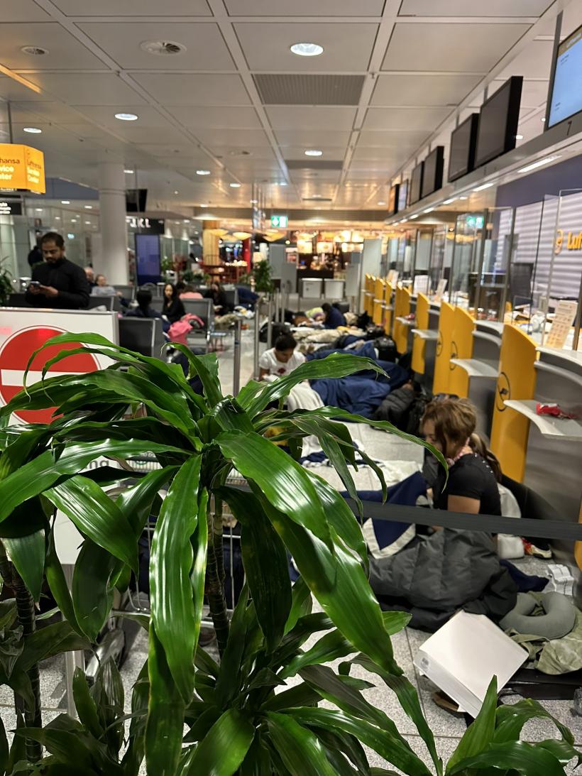 Atenționare de călătorie Germania: Zboruri anulate sau întârziate zile în șir. Oamenii au dormit pe jos în aeroport 18815798