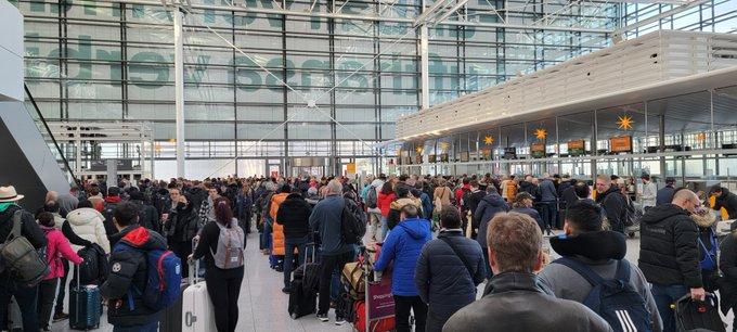 Atenționare de călătorie Germania: Zboruri anulate sau întârziate zile în șir. Oamenii au dormit pe jos în aeroport