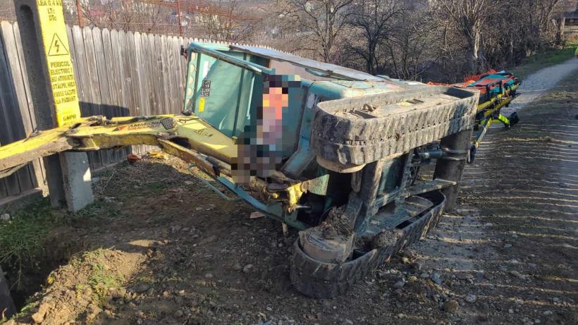 Tragedie în Bacău. Un bărbat a murit după ce rămas prins sub un excavator