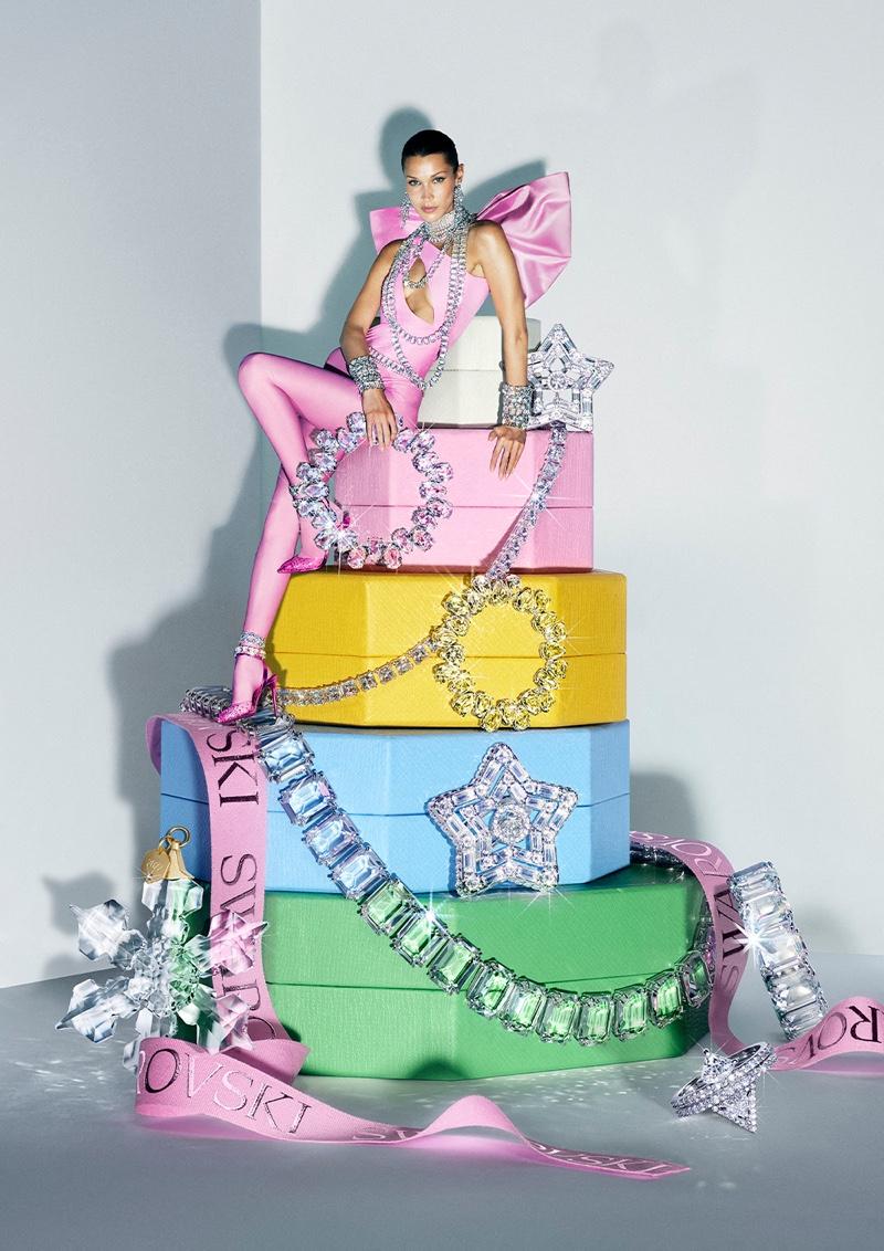 Frumoasa Bella Hadid este zâna cadourilor în campania Swarovski Holiday 2022 18816113