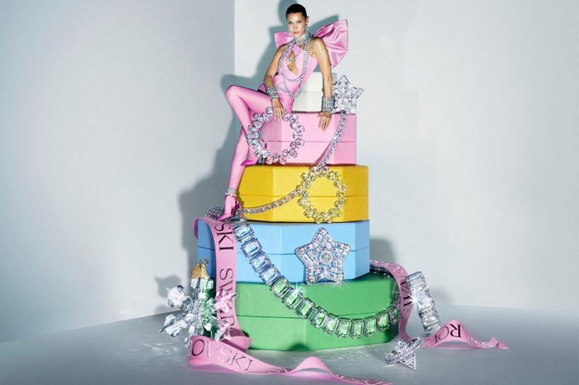 Frumoasa Bella Hadid este zâna cadourilor în campania Swarovski Holiday 2022 18816117