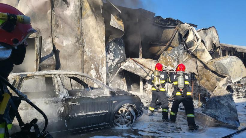 Incendiu uriaș în Satu Mare, la un service auto. A fost lansată o avertizare prin RO-Alert 18816096
