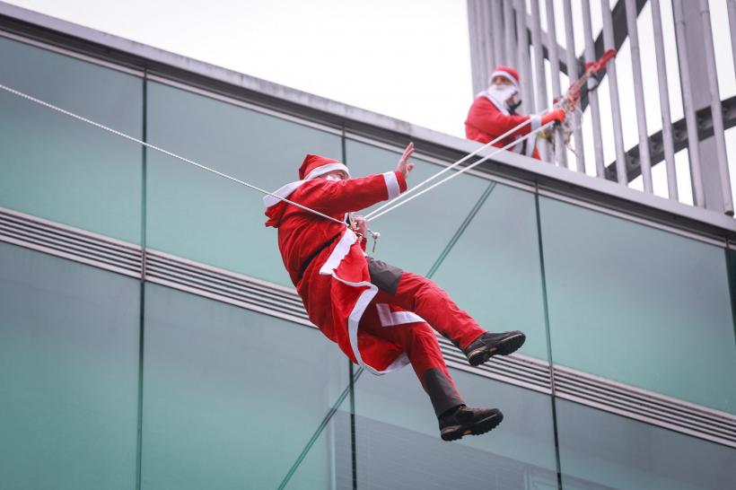 8 Moși Crăciuni au escaladat spitalul din Ljubljana pentru a bucura copiii bolnavi 18816162
