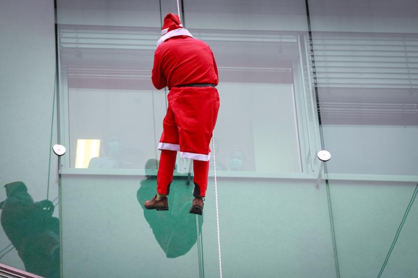 8 Moși Crăciuni au escaladat spitalul din Ljubljana pentru a bucura copiii bolnavi 18816164