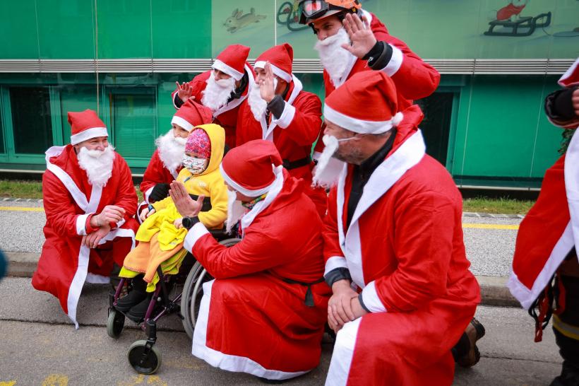 8 Moși Crăciuni au escaladat spitalul din Ljubljana pentru a bucura copiii bolnavi 18816165