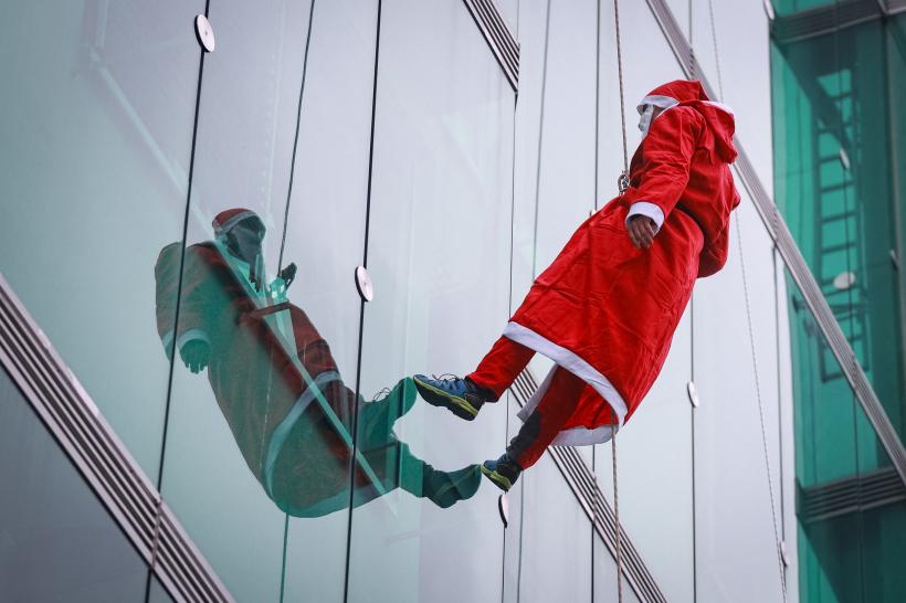 8 Moși Crăciuni au escaladat spitalul din Ljubljana pentru a bucura copiii bolnavi 18816166