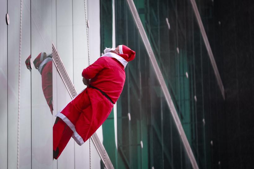 8 Moși Crăciuni au escaladat spitalul din Ljubljana pentru a bucura copiii bolnavi 18816168