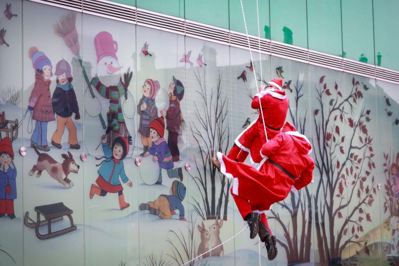 8 Moși Crăciuni au escaladat spitalul din Ljubljana pentru a bucura copiii bolnavi 18816169