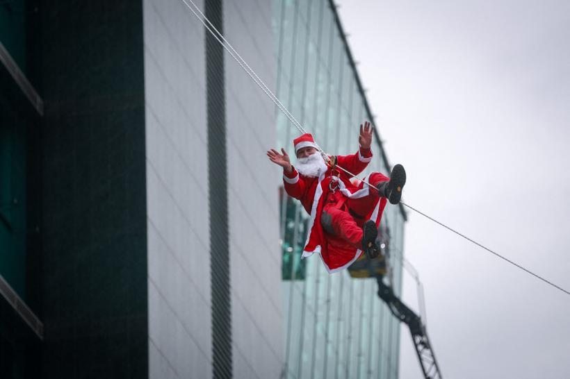 8 Moși Crăciuni au escaladat spitalul din Ljubljana pentru a bucura copiii bolnavi 18816170