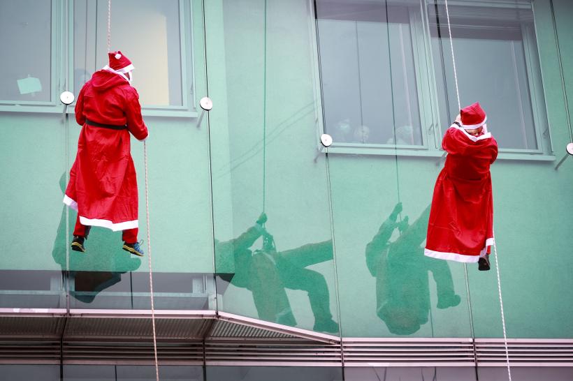 8 Moși Crăciuni au escaladat spitalul din Ljubljana pentru a bucura copiii bolnavi