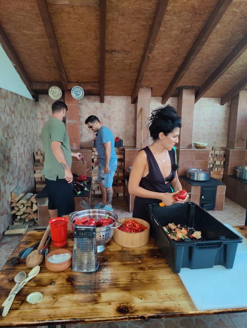 Romică Țociu preia ștafeta de la Nea Mărin la Poftiți pe la noi: Poftiți la târg. Cătălin Cazacu, Doinița Oancea și Paula Chirilă îl însoțesc la Piatra Neamț 18816063