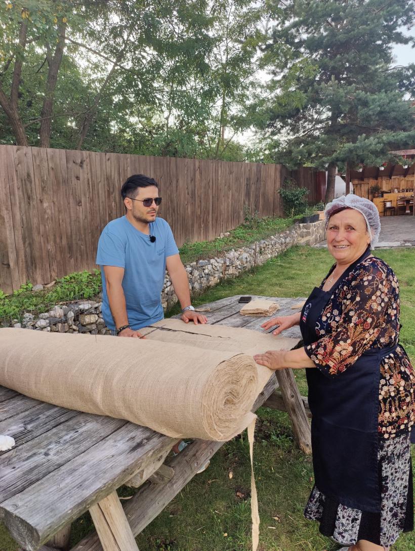 Romică Țociu preia ștafeta de la Nea Mărin la Poftiți pe la noi: Poftiți la târg. Cătălin Cazacu, Doinița Oancea și Paula Chirilă îl însoțesc la Piatra Neamț 18816070