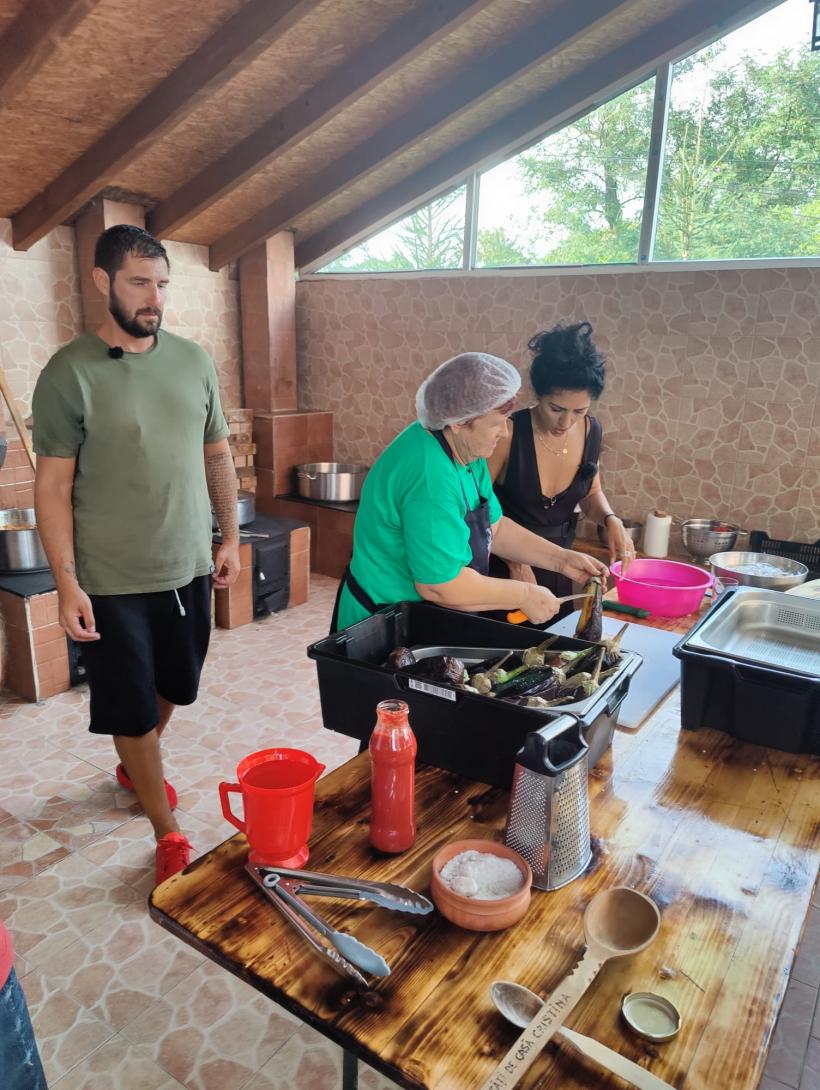 Romică Țociu preia ștafeta de la Nea Mărin la Poftiți pe la noi: Poftiți la târg. Cătălin Cazacu, Doinița Oancea și Paula Chirilă îl însoțesc la Piatra Neamț 18816071