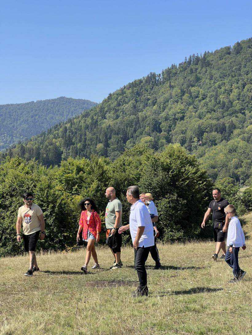 Romică Țociu preia ștafeta de la Nea Mărin la Poftiți pe la noi: Poftiți la târg. Cătălin Cazacu, Doinița Oancea și Paula Chirilă îl însoțesc la Piatra Neamț 18816075