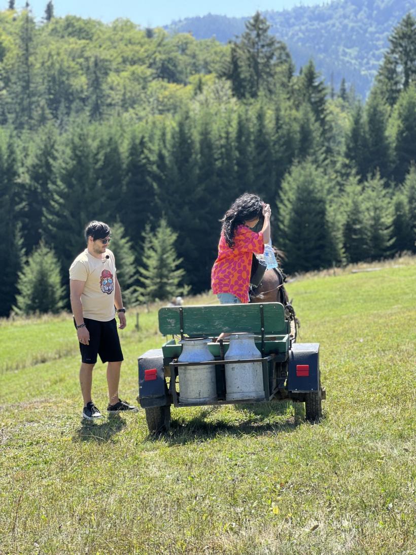 Romică Țociu preia ștafeta de la Nea Mărin la Poftiți pe la noi: Poftiți la târg. Cătălin Cazacu, Doinița Oancea și Paula Chirilă îl însoțesc la Piatra Neamț 18816077