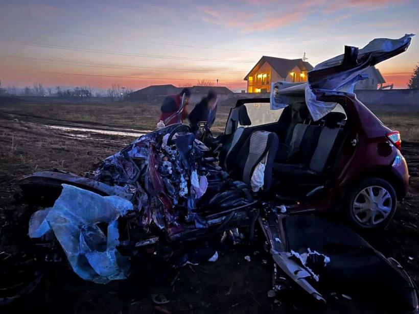 Accident GRAV pe DN 66, în Gorj. Două persoane au rămas încarcerate 18816308